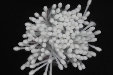 Kulak temizleme ve diğer bakımlar için pamuklu pamuklu çubuklar..