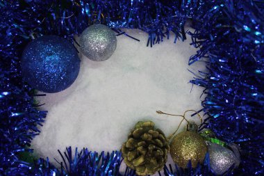 Yeni yıl tatili havası yaratmak için Noel süsleri..