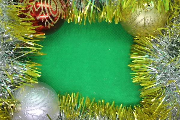 Yeni yıl tatili havası yaratmak için Noel süsleri..