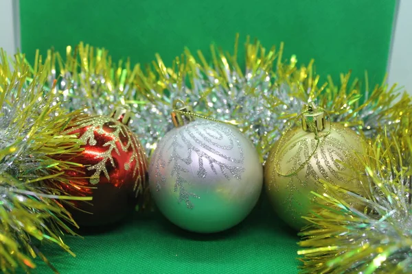 Yeni yıl tatili havası yaratmak için Noel süsleri..