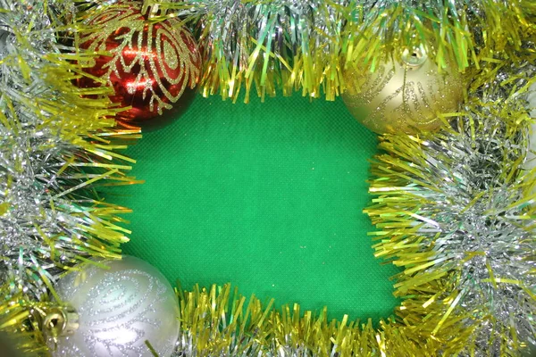 Yeni yıl tatili havası yaratmak için Noel süsleri..