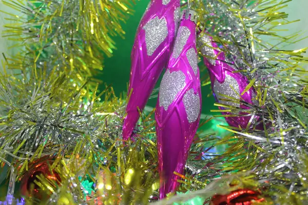 Yeni yıl tatili havası yaratmak için Noel süsleri..