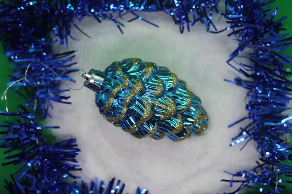 Yeni yıl tatili havası yaratmak için Noel süsleri..