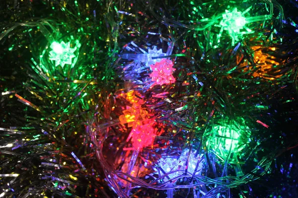 Yeni yıl tatili havası yaratmak için Noel süsleri..