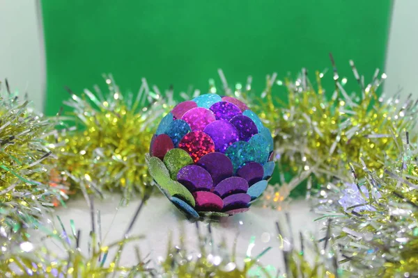 Yeni yıl tatili havası yaratmak için Noel süsleri..