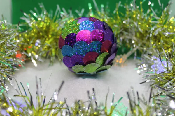 Yeni yıl tatili havası yaratmak için Noel süsleri..