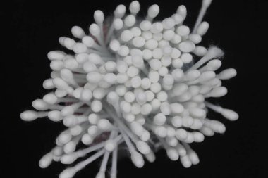 Kulak temizleme ve diğer bakımlar için pamuklu pamuklu çubuklar..