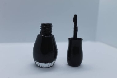 Manikür yapmak için farklı renkte tırnak cilası..