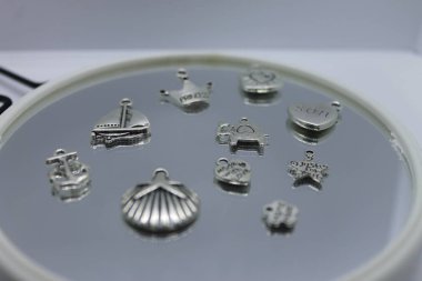 Aynadaki mücevher kolyesi..