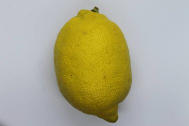 Beyaz arka plan görünümlü sarı bir limon.