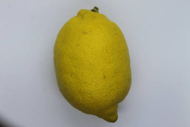 Beyaz arka plan görünümlü sarı bir limon.