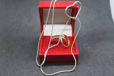 Düğün için kırmızı bir kutuda altın yüzükler..