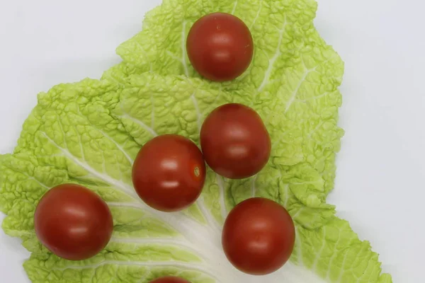 Sağlıklı yemek için taze domates ve marul..