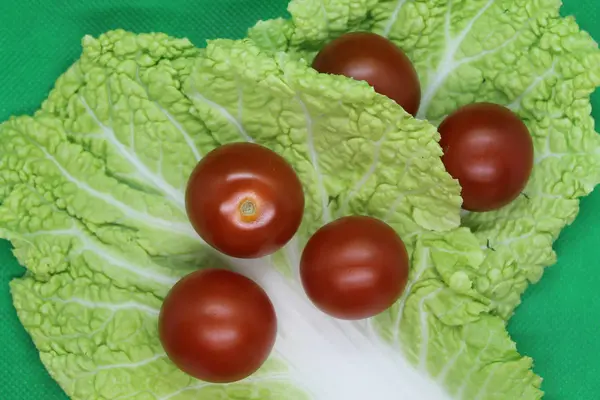 Sağlıklı yemek için taze domates ve marul..