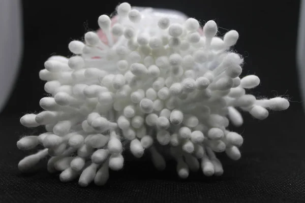 Kulak temizleme ve diğer bakımlar için pamuklu pamuklu çubuklar..