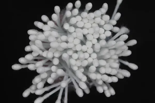 Kulak temizleme ve diğer bakımlar için pamuklu pamuklu çubuklar..