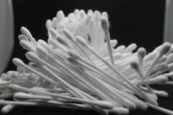 Kulak temizleme ve diğer bakımlar için pamuklu pamuklu çubuklar..