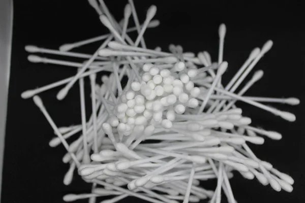 Kulak temizleme ve diğer bakımlar için pamuklu pamuklu çubuklar..