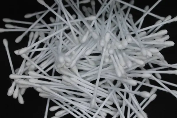 Kulak temizleme ve diğer bakımlar için pamuklu pamuklu çubuklar..