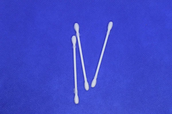 Kulak temizleme ve diğer bakımlar için pamuklu pamuklu çubuklar..