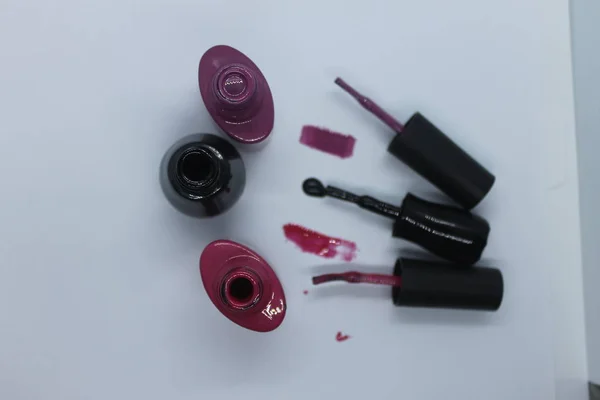 Manikür yapmak için farklı renkte tırnak cilası..