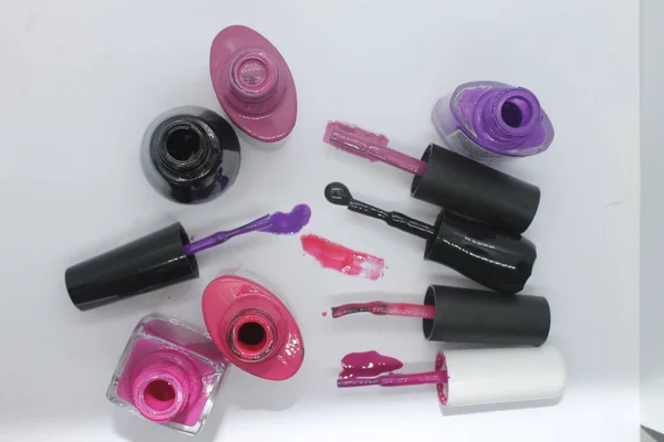 Manikür yapmak için farklı renkte tırnak cilası..