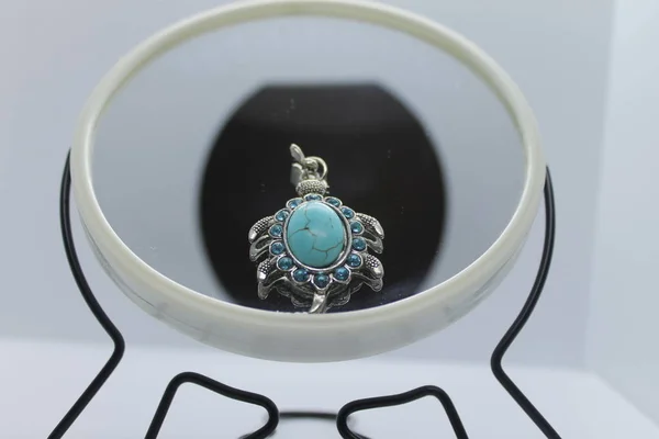 Aynadaki mücevher kolyesi..