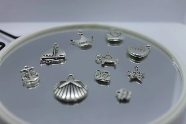 Aynadaki mücevher kolyesi..