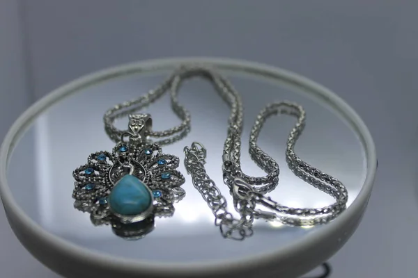 Aynadaki mücevher kolyesi..