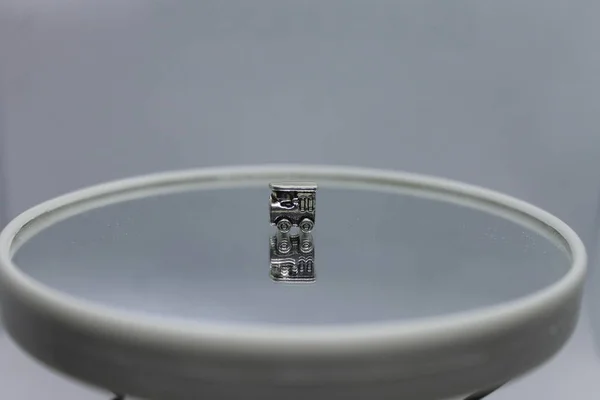 Aynadaki mücevher kolyesi..