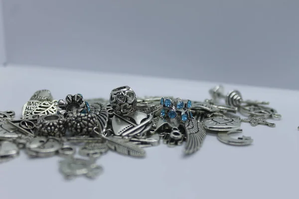 Bilezikler ya da zincirler için tılsım.