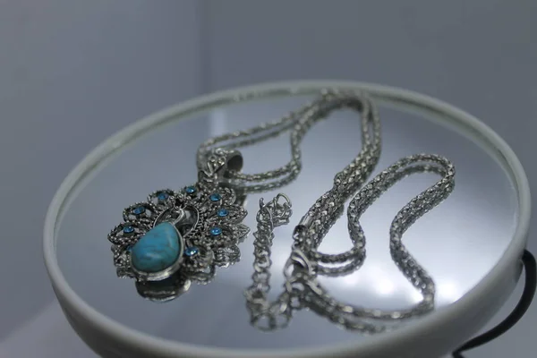 Aynadaki mücevher kolyesi..