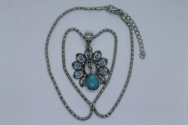 Favorin için zincirli bir kolye.