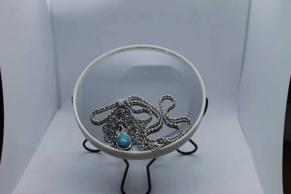 Aynadaki mücevher kolyesi..