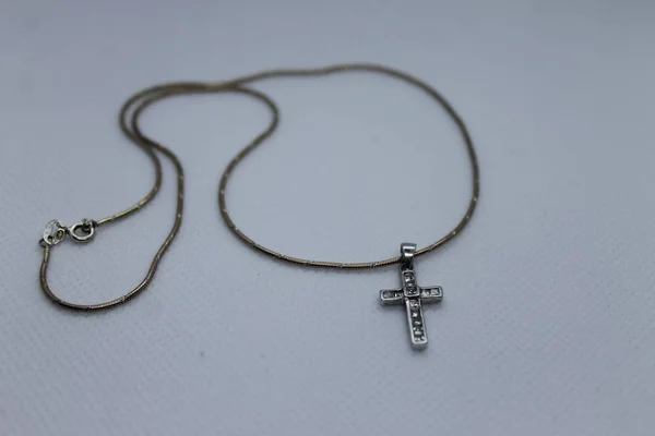 altın bir zincir çarmıhta.