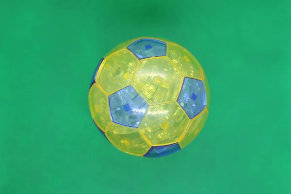 İç mekan için iki el şeklinde duran saydam bulmacalardan oluşan futbol topu..