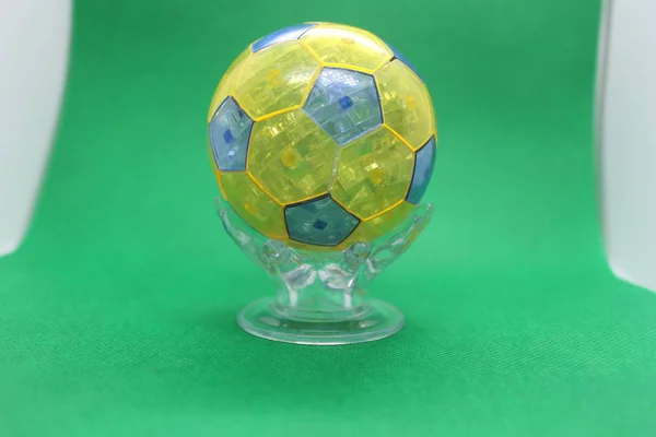 İç mekan için iki el şeklinde duran saydam bulmacalardan oluşan futbol topu..