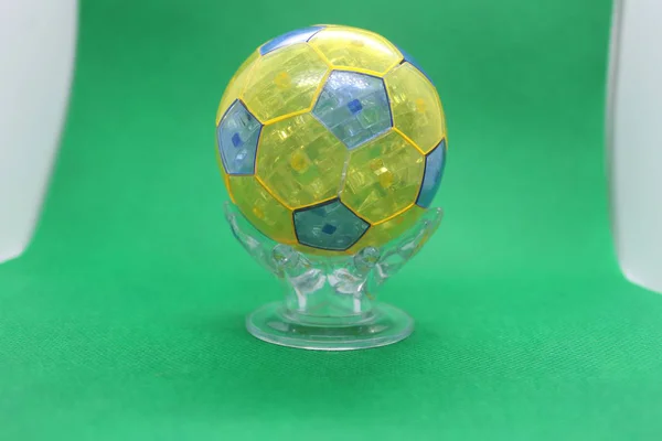 İç mekan için iki el şeklinde duran saydam bulmacalardan oluşan futbol topu..