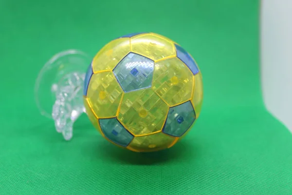 İç mekan için iki el şeklinde duran saydam bulmacalardan oluşan futbol topu..
