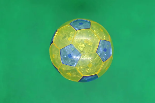 İç mekan için iki el şeklinde duran saydam bulmacalardan oluşan futbol topu..