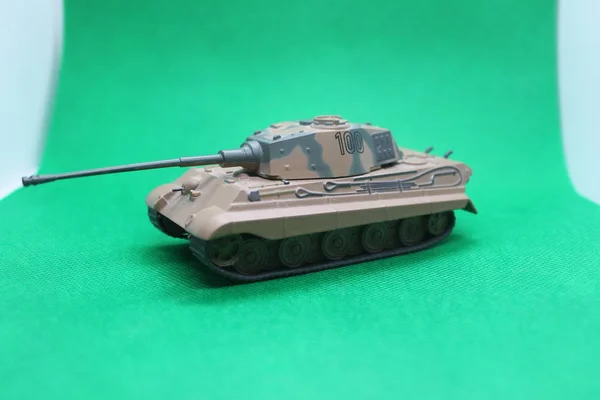 Oyun için hediyenin oyuncak tankı kopyası.