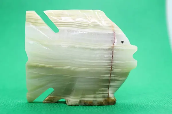 İçi camdan yapılmış şeffaf balıklar..