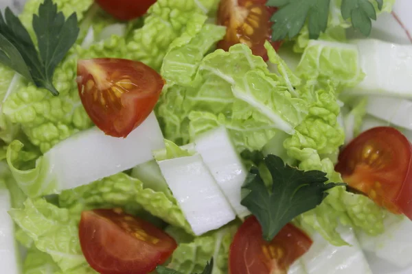 Sağlıklı yemek için taze domates ve marul..