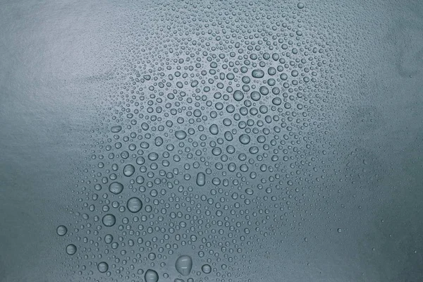 Arkaplanda küçük şeffaf damlalar.