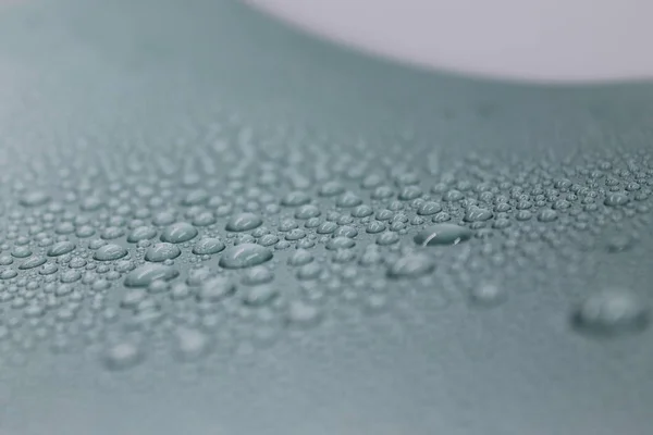 Arkaplanda küçük şeffaf damlalar.