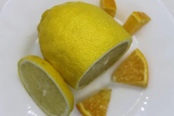 Delizioso Limone Succoso Con Fette Arancia Sfondo Bianco — Foto Stock