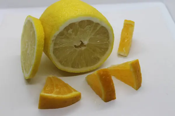 Délicieux Citron Juteux Avec Des Tranches Orange Sur Fond Blanc — Photo