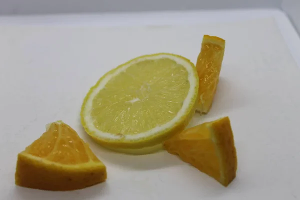 Delicioso Limón Jugoso Con Rodajas Naranja Sobre Fondo Blanco — Foto de Stock