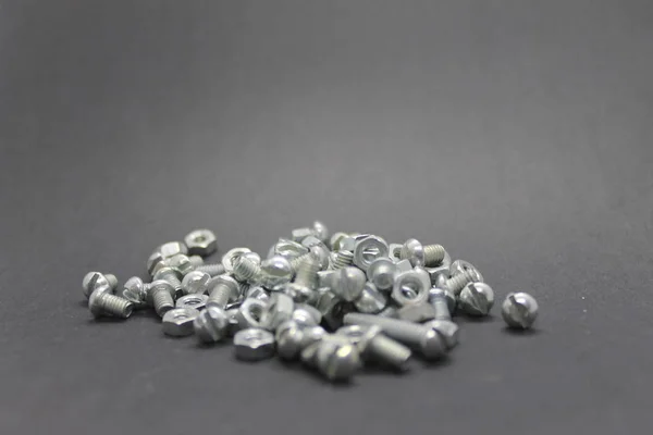 Onarım için vida ve cıvatalar.