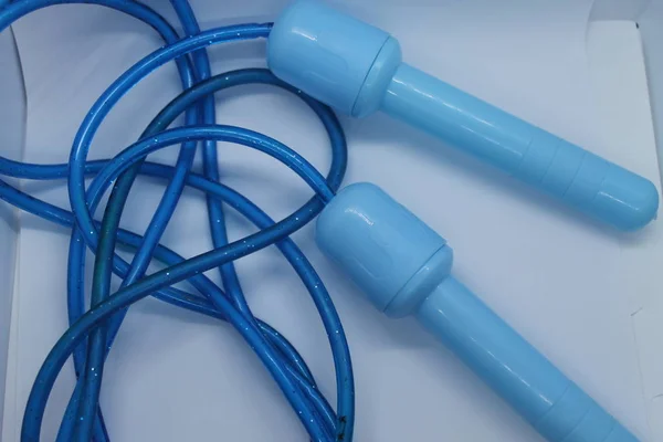 Beyaz arkaplanda mavi atlama ipi.